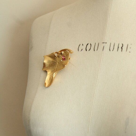 Vintage 1960s Brooch, Gold Tone Leaf with Pink Rhinestones - Picture 9 of 10